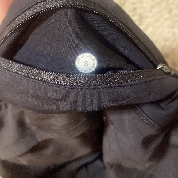 This are the Lulu Speed Up shorts 2.5 in black - Picture 5 of 5